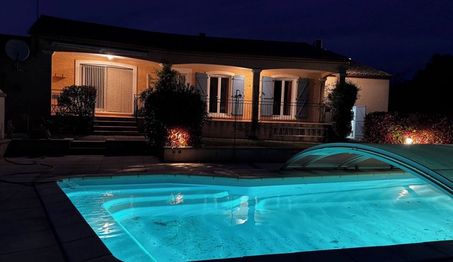 villa avec piscine pour 4 personne. Dans un petit village dans le sud de la FR.