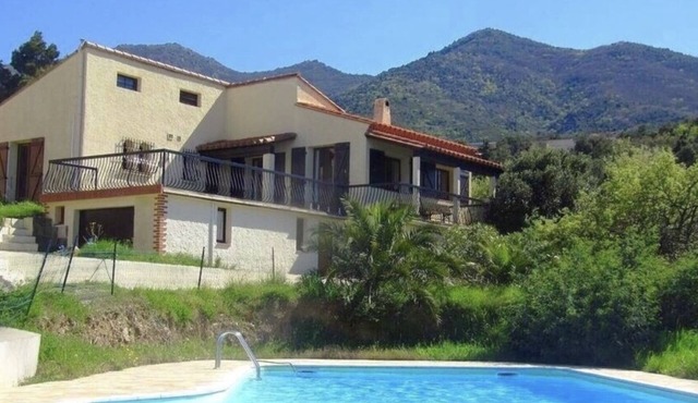 Villa with large private pool, wonderful views, 15 minutes drive to the beach