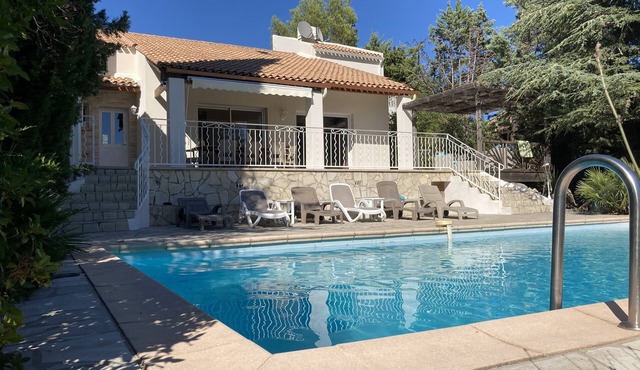Villa dominant view in a quiet pool