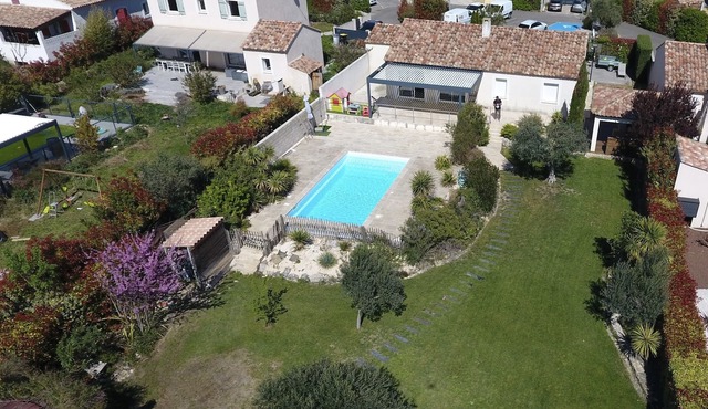 Villa Avec un Grand Jardin et Piscine à St Genies de Fontedit