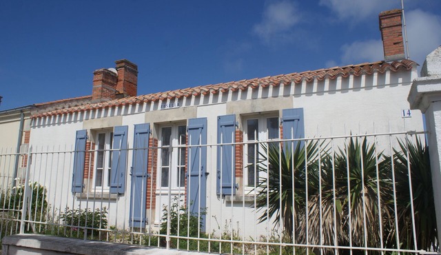 Villa, large garden, wifi, 400m from the beach and 600m from the market