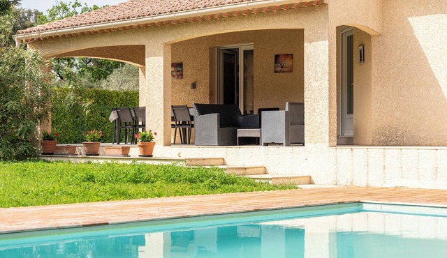 Villa 'Gîte Les Oliviers' with Private Pool, Wi-Fi and Air Conditioning