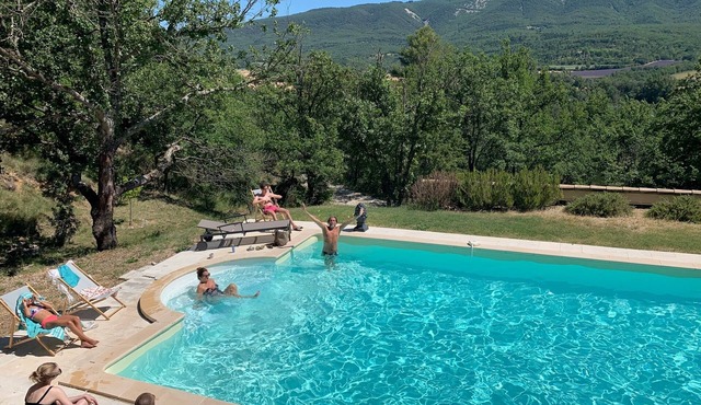 Villa with pool, summer kitchen and superb views, in the heart of the Luberon.