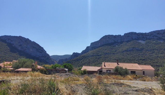 Villa between sea and mountains