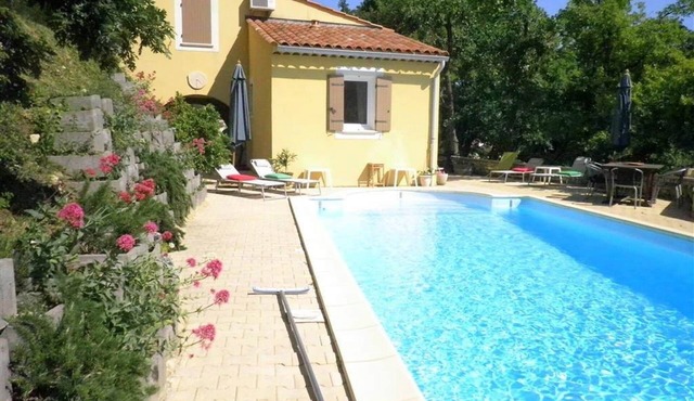 Villa with private pool, views of the Ventoux
