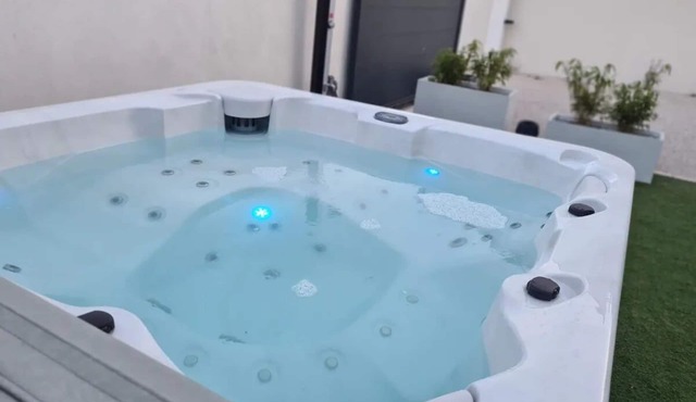 Villa close to the beach with jacuzzi