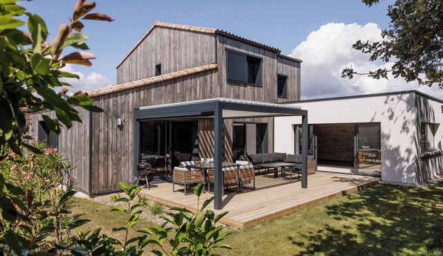 Villa Frégate, elegant and friendly, indoor heated pool, golf and beach