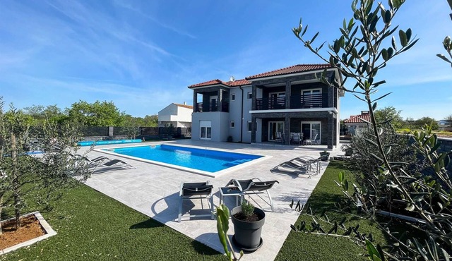 Villa Freya with heated swimming pool, Murvica