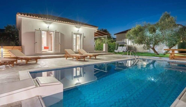 Villa Ftelia Private Pool Sleeps 9 Near Beach