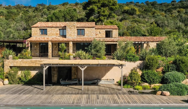 Villa FUATAISE, an exceptional property, right on the waterfront