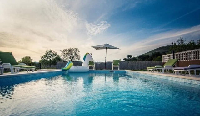 Villa Gabi / Charming house with heated private pool, BBQ, Private Parking, parties allowed and children playground