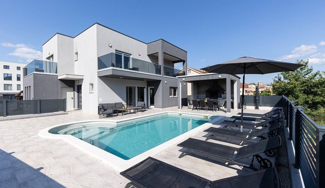 Villa Gabriel with heated pool, Jacuzzi, sauna, children playground, WIFI, private parking, pet friendly