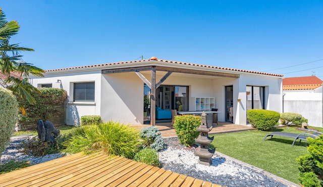 Villa 'Ganesh À Royan' with Private Terrace, Private Garden and Wi-Fi