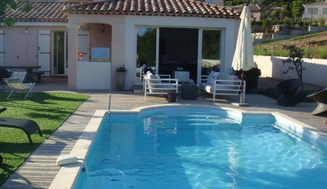 Villa garden, private pool, pétanque court, 1 km from Cavalaire beaches