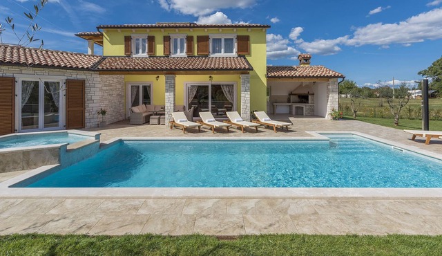 Villa Garden with pool, jacuzzi and garden offering relaxation and privacy
