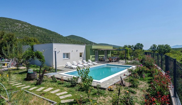 Villa Gariful, Sleeps 8 with Pool & Pet Friendly