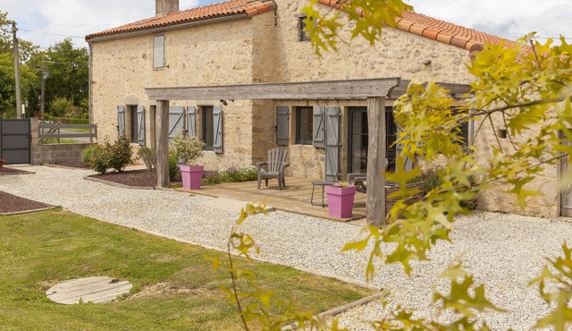 Villa 'Gîte Avec Jacuzzi Charme Et Confort' with Terrace, Garden and Wi-Fi