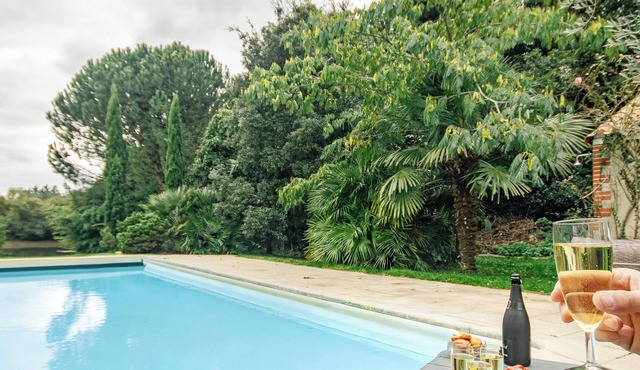 Villa, gîte in the heart of nature. Park, swimming pool and pond