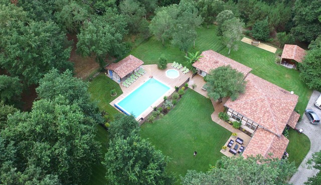 VILLA GLORIEUX AZUR 24 people 10bed with heated pool near the ocean