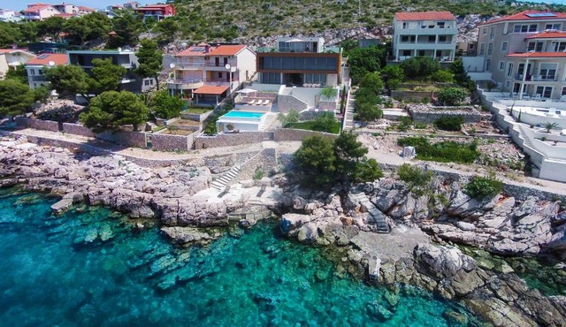 Villa Gloss
