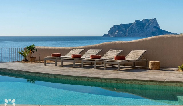 Villa GOLDENEYE by Abahana Villas