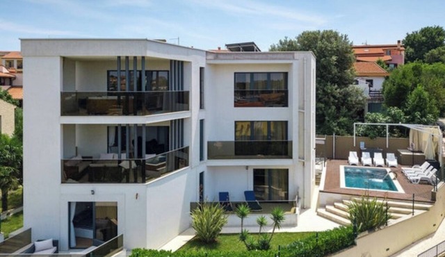 Villa golfista - An Architectural Jewel Steps from the Sea