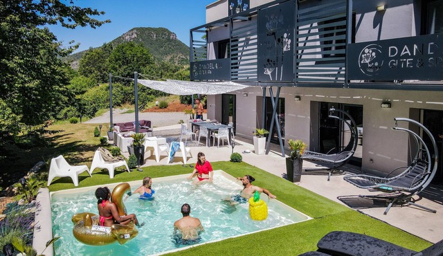 Villa Gorges du Tarn Millau 5* nature design pool jacuzzi sauna beach with view