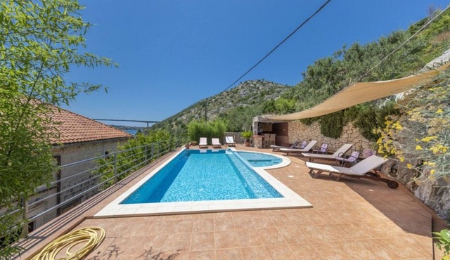 Villa Gradi-Five Bedroom Villa with outdoor Pool