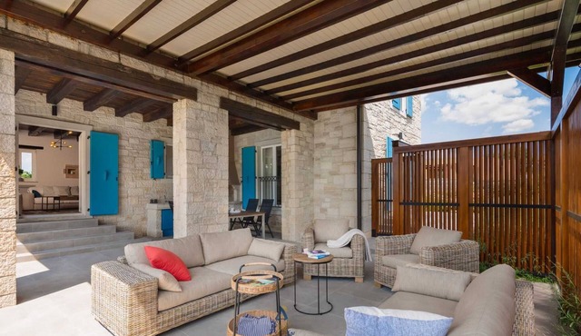 Villa Grado II-Newly renovated 3BD villa for up to 8 with extra large heated pool