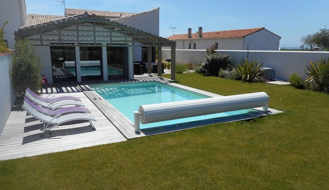 VILLA Grand Standing with private pool sleeps 8. Renovated 2025