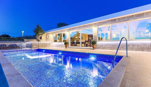Villa Grand View - 7 bedrooms, private pool, jacuzzi, playground and beaches nearby by MyWaycation