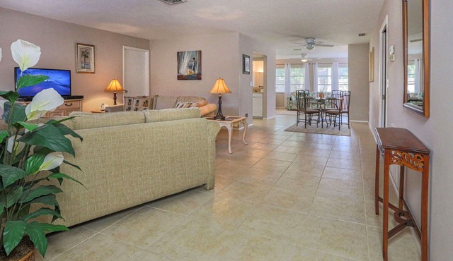 Villa Grande - Spacious Tropical Home - Triple Lot Fenced Yard!