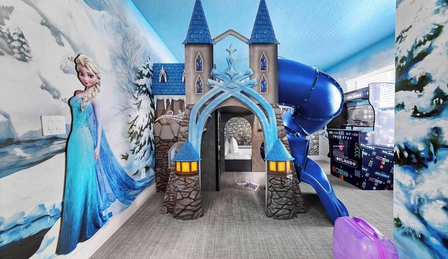 Villa Grande | VIP home near Universal & airport w/pool, full kitchen, huge BRs