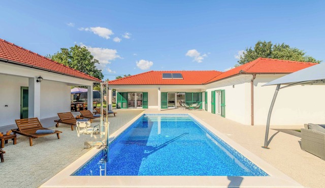 Villa Great Escape - Three Bedroom Villa, Sleeps 8