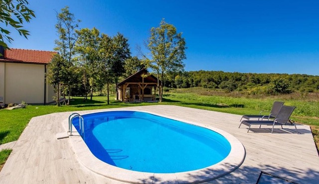 Villa Green house - shared pool & BBQ