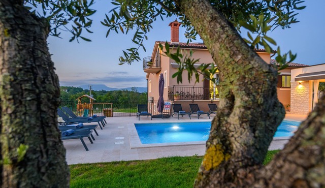 Villa Green Olive: Pool, Privatsphäre und Stilvolles Refugium