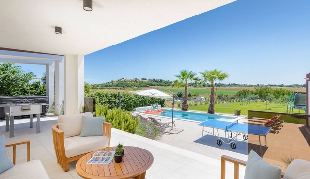 Villa Grofica, beheizter Pool, Taverne, Strandnähe by Interhome