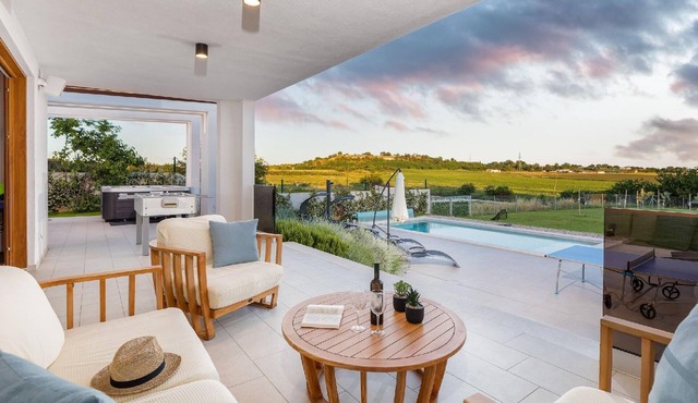 Villa Grofica, heated pool, tavern, near the beach