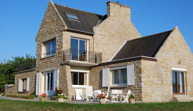 VILLA GROUND FLOOR, NEAR THE BEACH, SEA VIEW, INTERNET, BIG GARDEN