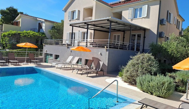 Villa Gudelj, 30m from the beach, air-conditioned, kayaks, bicycles, heated pool