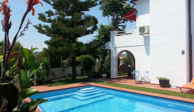 Villa Habana La Genuina | Family Villa with Private Pool near Sitges & Barcelona