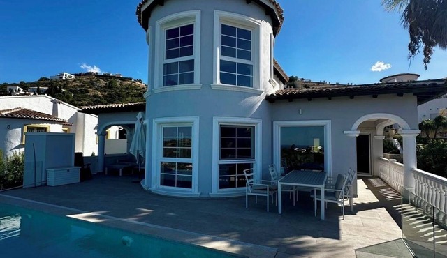 Villa Happy, luxury with sea view & pool