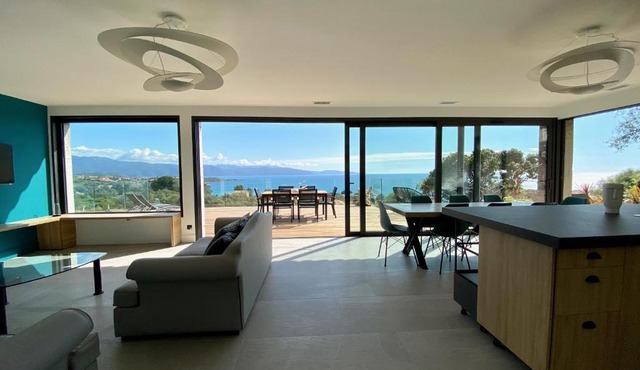 Villa haut de gamme avec splendide vue mer et piscine, passage secret à découvrir