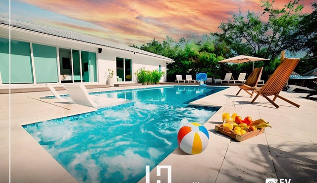 Villa heated-Luxury Oasis: Pool, Cabanas & Court