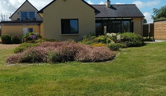 Villa, heated pool, hammam, 200m from the beach, 8 people, sea view