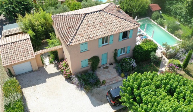 Villa, heated pool, terrasses, landscaped garden, within Villecroze