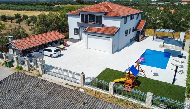 Villa Heaven, 12 PAX, private heated pool, pet friendly, children's playground