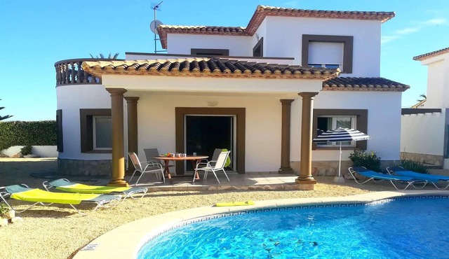 Villa Hibisco is part of a villa complex in the village of Beniarbeig, not far from Denia.