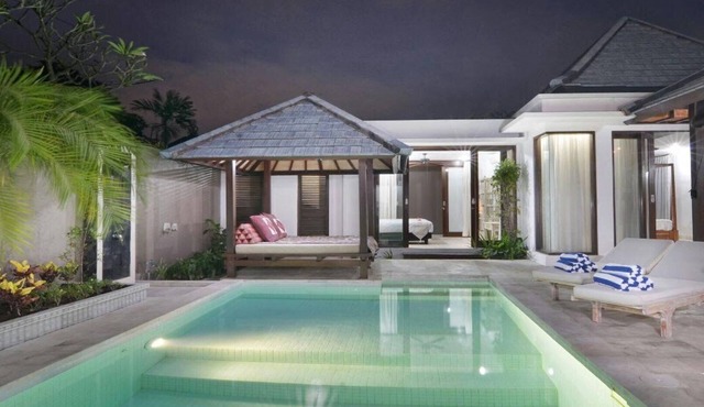 Villa Hibiscus Luxury 4 Bed - 250 meters from beautiful Sanur Beach