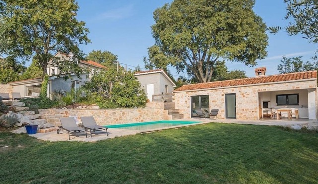 Villa Hideaway – with heated pool, sauna and BBQ